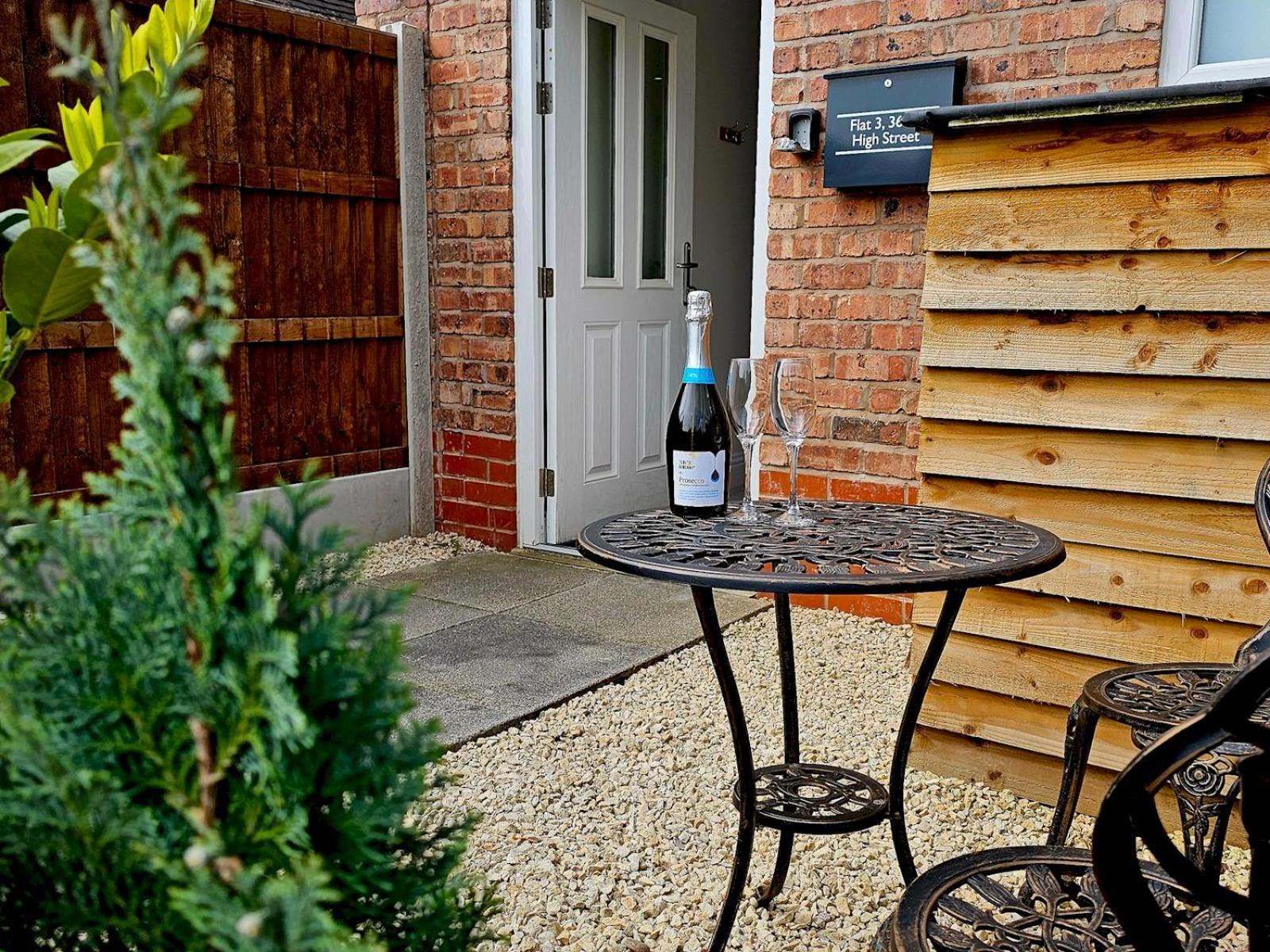 Pass The Keys Flat 3 - Stylish Modern Apt With Patio Telford Exterior photo