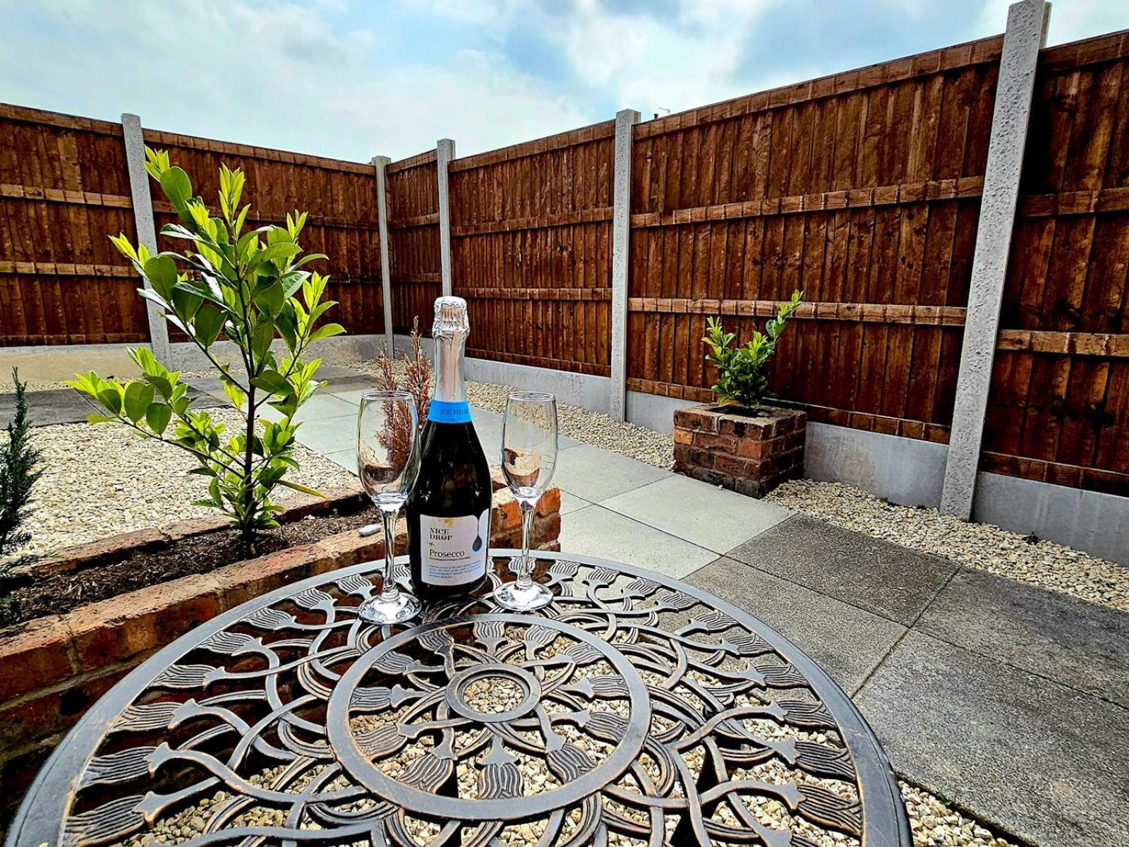 Pass The Keys Flat 3 - Stylish Modern Apt With Patio Telford Exterior photo